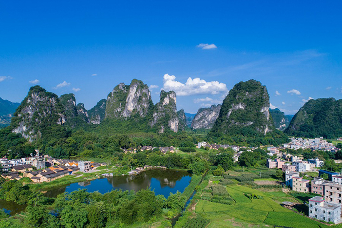 10月27号广东小桂林:英西峰林徒步 峰林胜境粉黛子草 竹筏游船休闲一