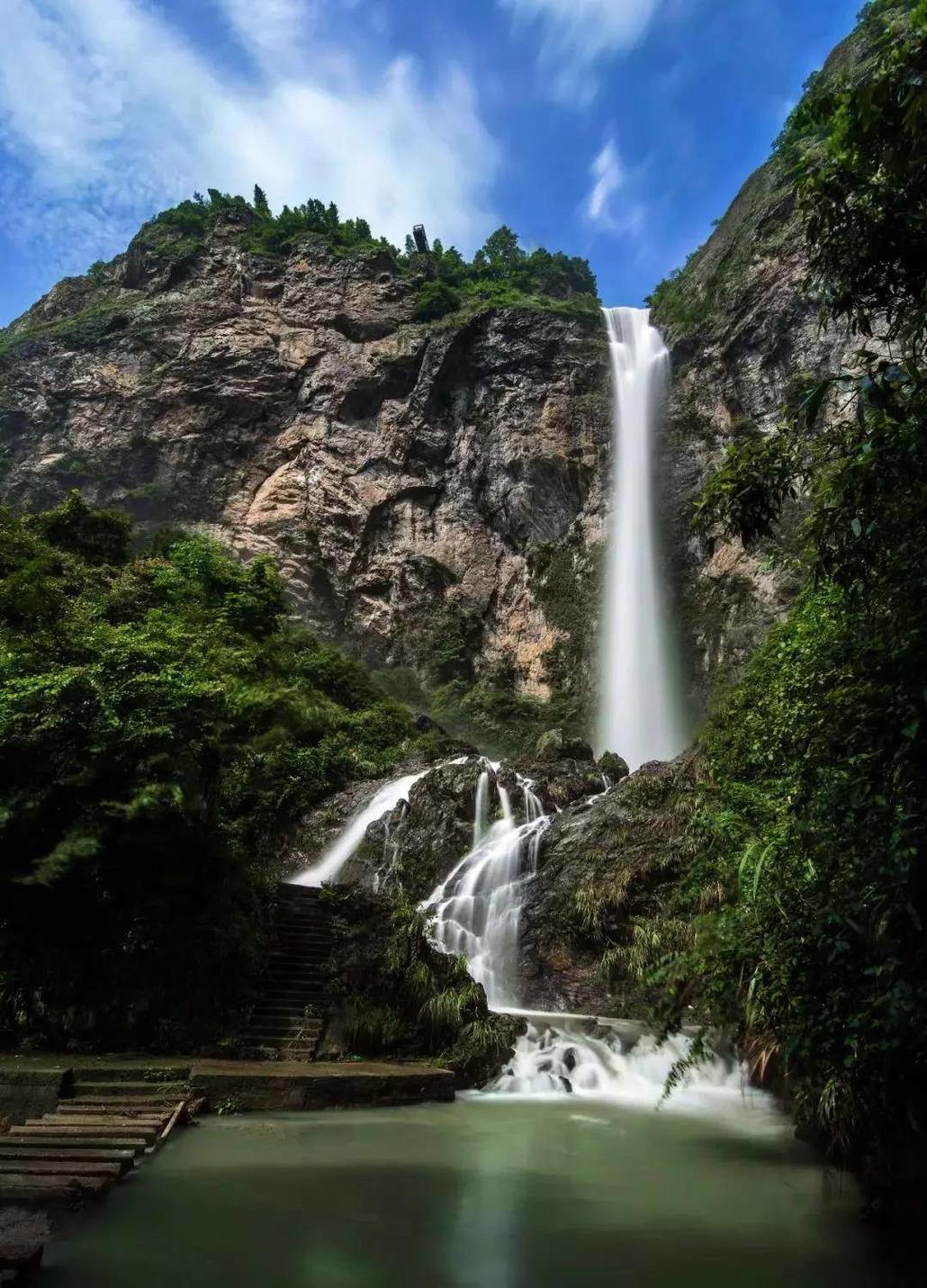 或像蛟龙狂奔,或犹缟素飘拂.