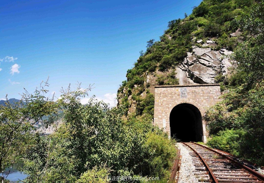 丁家灘站位於北京市門頭溝區妙峰山鎮丁家灘村,是京門鐵路線上一個