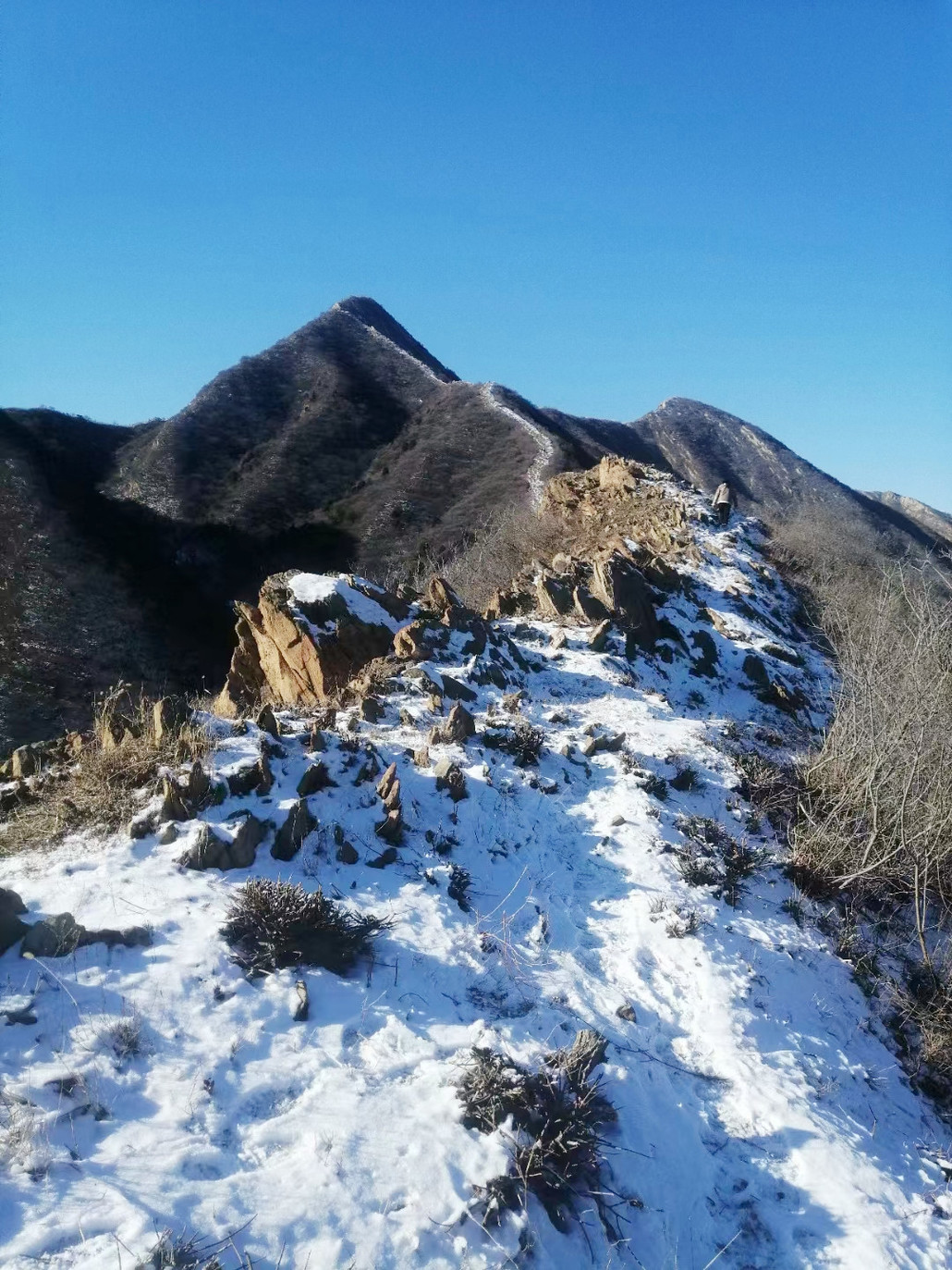 龙骨山位于房山区周口店西,因山上盛产中药龙骨而得名.