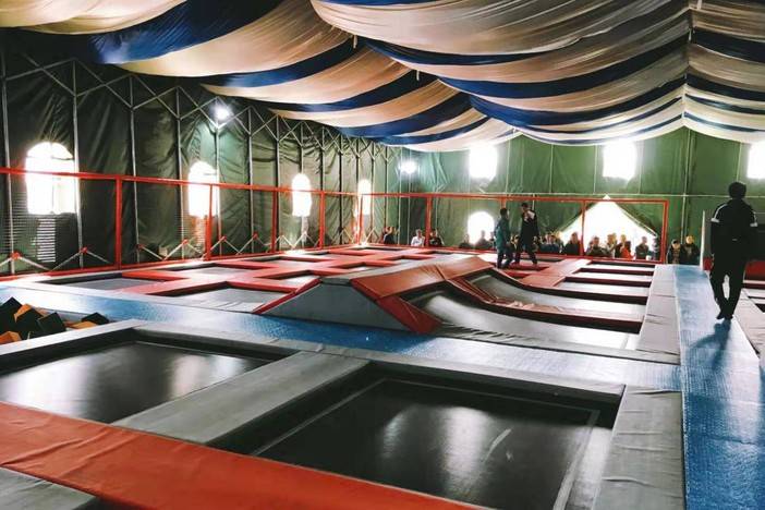 长兴岛雅趣谷蹦床,扎筏泅渡企业团建