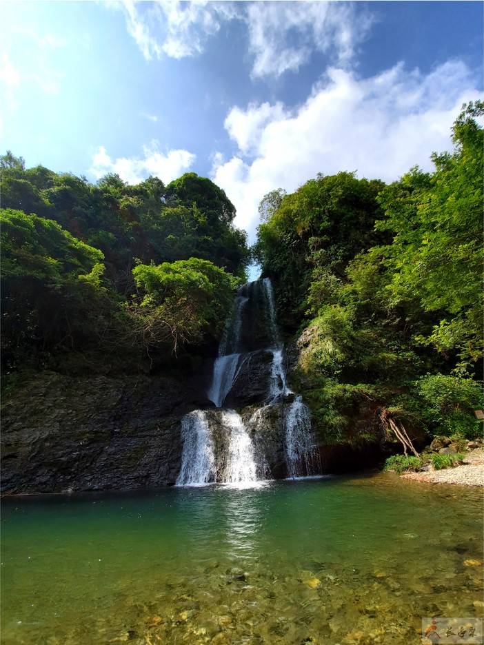 打鼓岭景区距离黟县县城三十公里,沿途盘山公路较多,风景很美,景区内