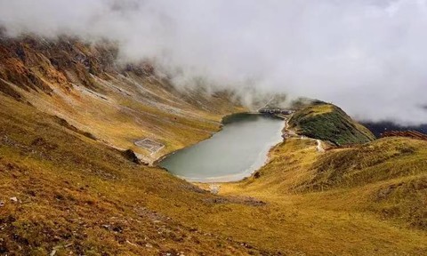 【登山|阿尔沟龙池-1天】秋色阿尔沟，徒步打卡龙池海子赢奖牌。