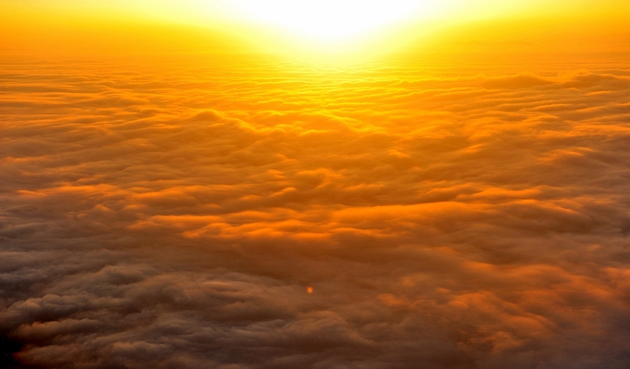 耀眼的太阳终于跳出了地平线,将云海也照耀金色