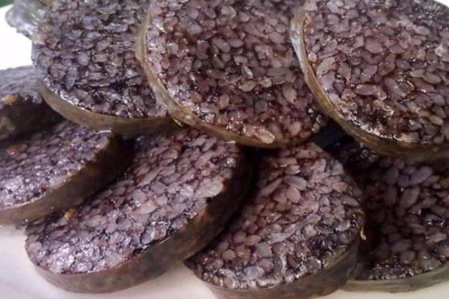 它是由猪血,米饭及各种香料,按照一定的配比拌在一块儿,然后灌入加工