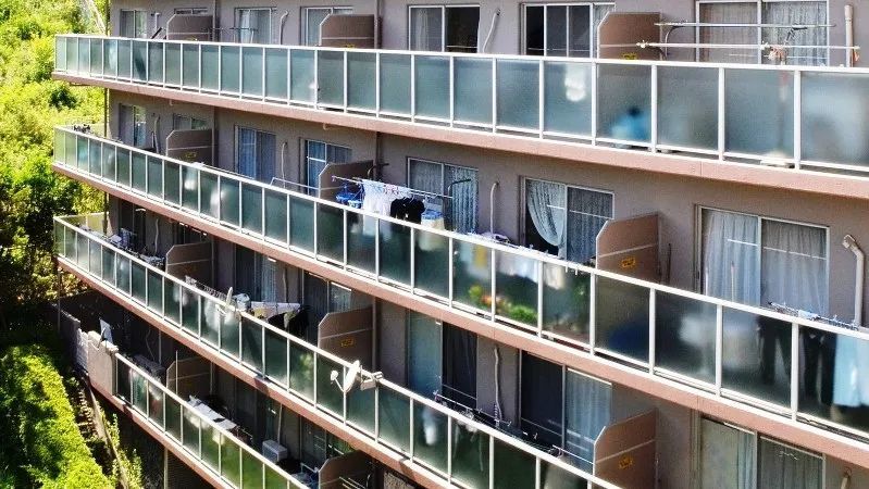 日本人设计的阳台,危急时刻能救命!网友:逃生再也不用"跳楼"了!
