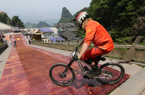 凯利·麦佳里站在赛道起点准备出发.