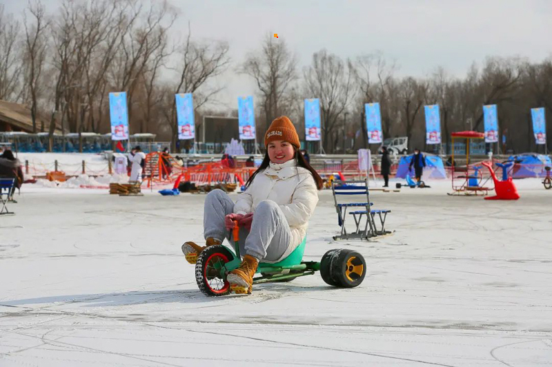 滑冰不冬天家人朋友聚在這冰雪奇境中,親子冰板,懷舊冰車,冰上自行車