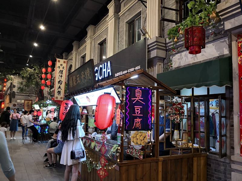 逛完江景,晚上可以来这里找寻丹东特色美食和全国各地小吃,体验一把
