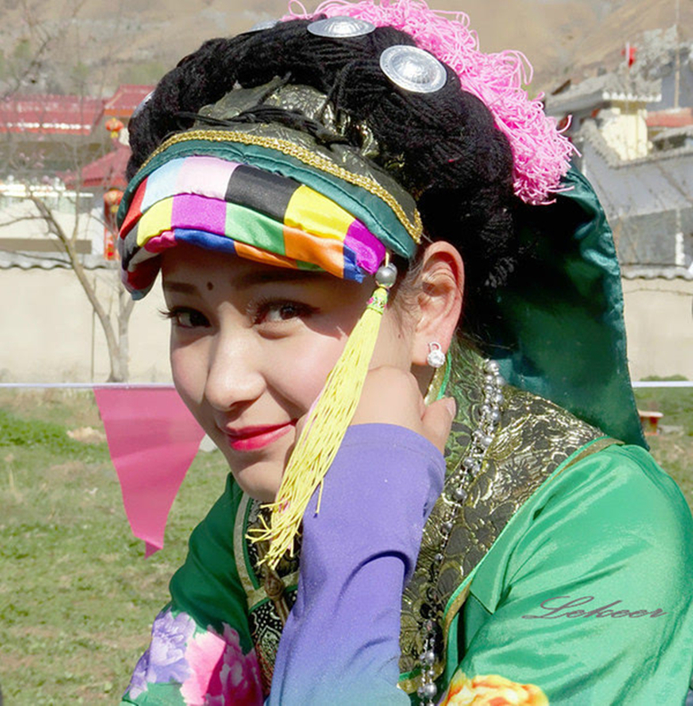 俗话说"康巴的汉子,丹巴的女子",据说嘉绒藏族出美女,但最具代表的是
