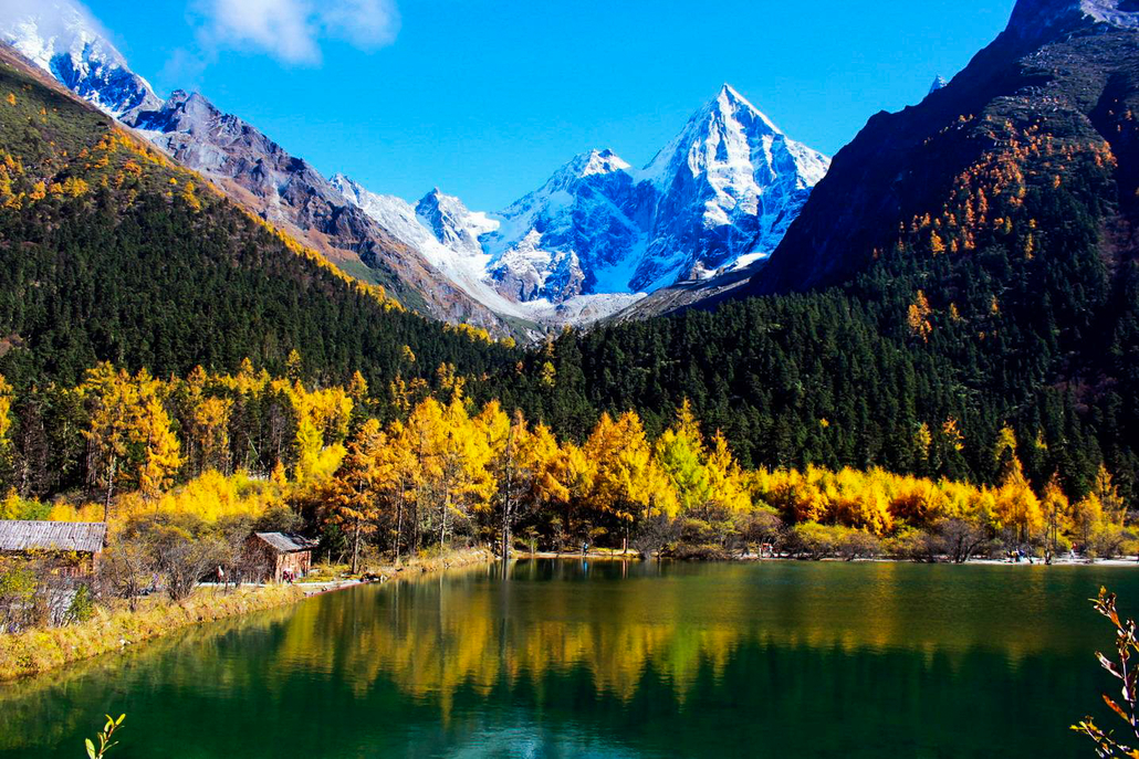 午餐(路餐自理),晚餐(途中) 住宿:理县或成都酒店(2人标间)   海拔
