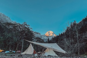 川西“冈仁波齐”下的露营