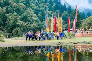 【遇见雨崩4日】| 8人商务小团+景区直达+赠丽江酒店——看飞来寺日照金山+雨崩神瀑+冰湖徒步体验+尼龙峡谷户外纯玩旅行
