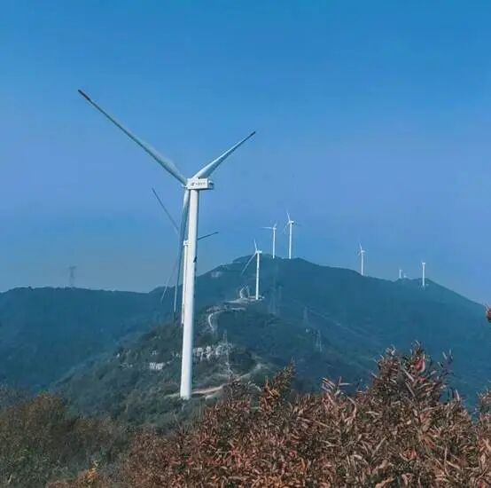 山上的风车AI 生成的内容可能不正确。