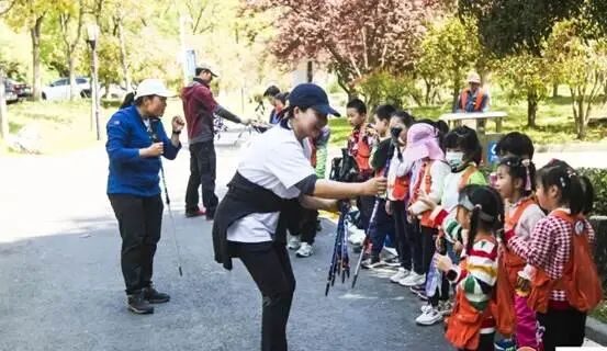 一群人站在路上AI 生成的内容可能不正确。