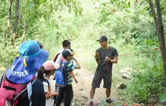 一群人站在森林里的人AI 生成的内容可能不正确。