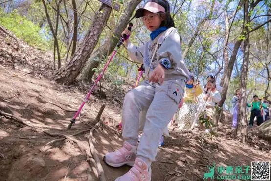 男人在树林里AI 生成的内容可能不正确。