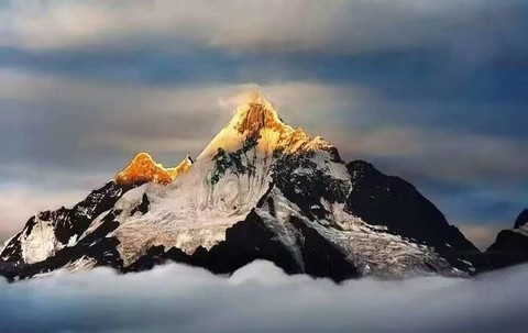 8月，雨崩转山6天5晚转山，多期成行（全年单号丽江集合，双号出发）邂逅梅里日照金山（8月-12月）