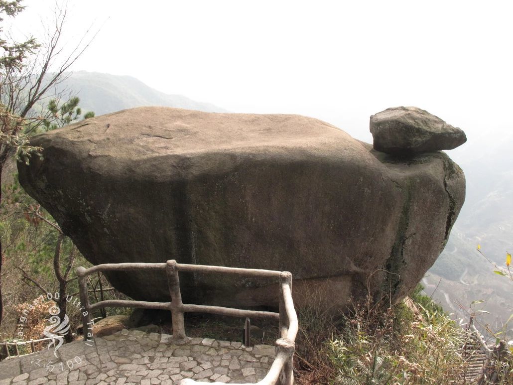 地质公园内的标志性景观—鹁鸪岩