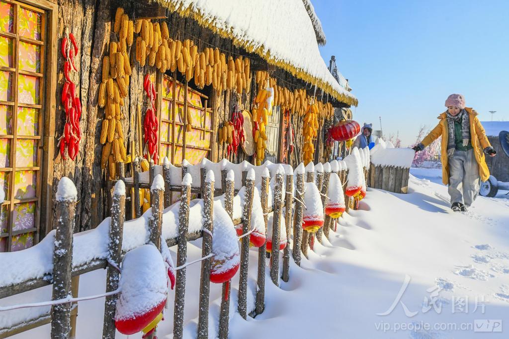 2026年1月21日，游客在河北省遵化市团瓢庄镇山里各庄雪乡景区游玩。