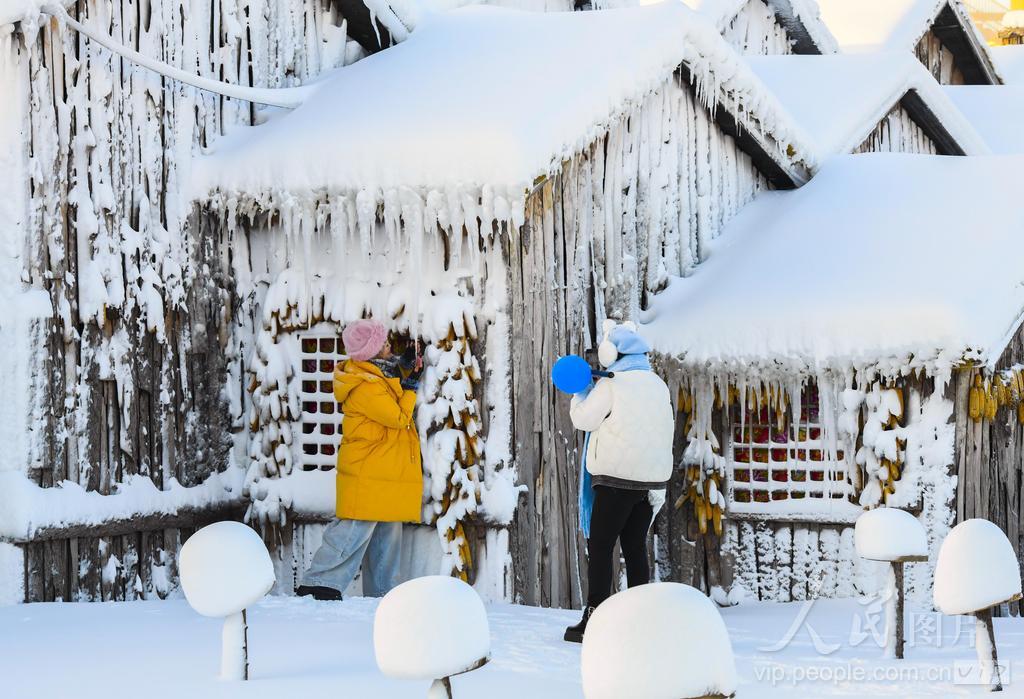 2026年1月21日，游客在河北省遵化市团瓢庄镇山里各庄雪乡景区游玩拍照。
