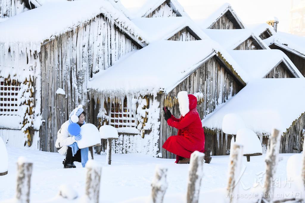 2026年1月21日，游客在河北省遵化市团瓢庄镇山里各庄雪乡景区游玩拍照。
