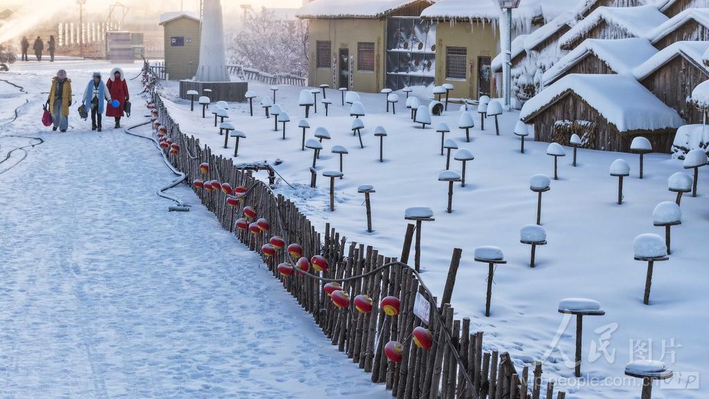 2026年1月21日，游客在河北省遵化市团瓢庄镇山里各庄雪乡景区游玩。