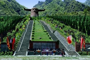 2026年5月18号到27号湖北神农架高山杜鹃+武当山+三峡之巅+白帝城+瞿塘峡游船+三峡龙脊徒步+神女天路徒步，10日