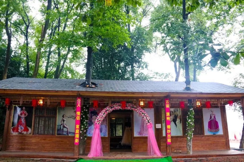 0739—5254808 , 15717390449地址:宝庆山庄